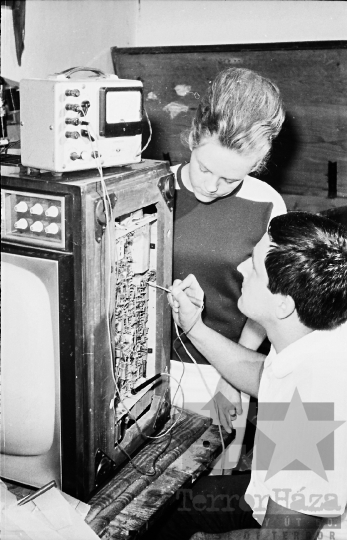 THM-BJ-09933 - Televíziójavítás Bátán az 1960-as években