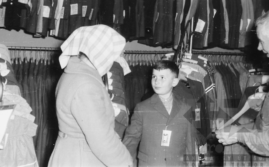 THM-BJ-09989 - Földművesszövetkezeti ruhabolt Szekszárdon az 1960-as években