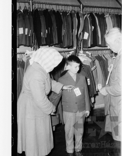 THM-BJ-09990 - Földművesszövetkezeti ruhabolt Szekszárdon az 1960-as években