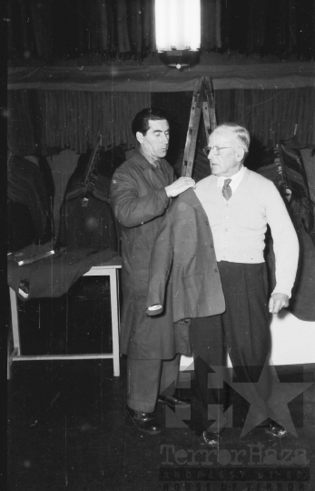 THM-BJ-09991 - Földművesszövetkezeti ruhabolt Szekszárdon az 1960-as években