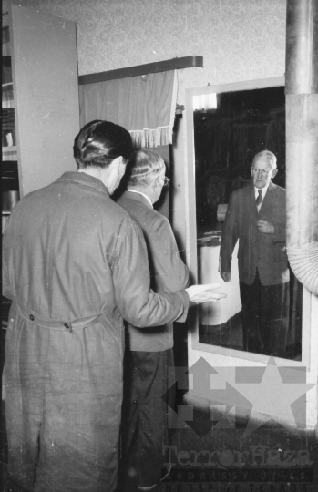 THM-BJ-09992 - Földművesszövetkezeti ruhabolt Szekszárdon az 1960-as években