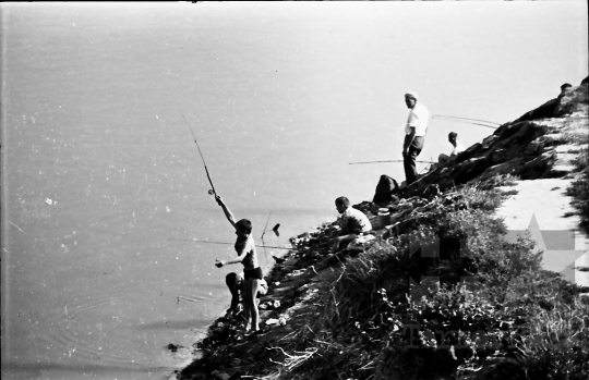 THM-BJ-10011 - Horgászok a Duna-parton az 1960-as években
