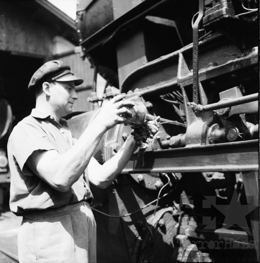 THM-BJ-10047a - Bátaszéki vasútállomás az 1960-as években