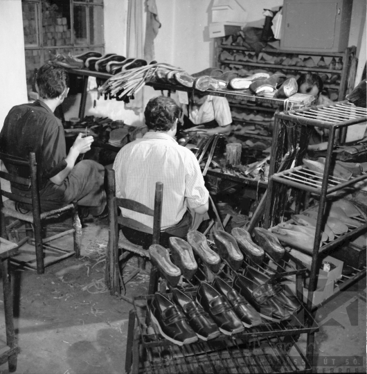 THM-BJ-10052 - Cipő kisipari szövetkezet Bonyhádon az 1960-as években