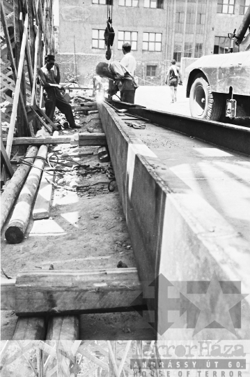 THM-BJ-10196 - Kertmozi építése a városban az 1960-as években