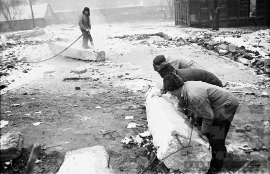 THM-BJ-10204 - Szekszárdi korzó bontása az 1960-as években