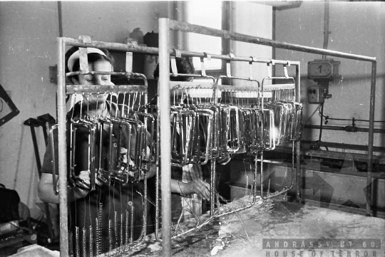 THM-BJ-10231 - Óra- és Ékszerkereskedelmi Vállalat szekszárdi gyáregysége  az 1960-as években