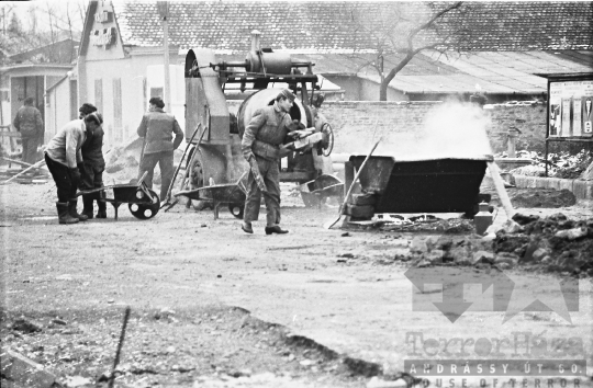 THM-BJ-10299 - Útjavítás Szekszárdon az 1960-as években