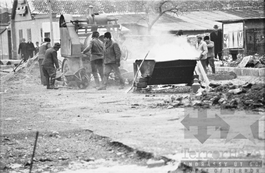 THM-BJ-10301 - Útjavítás Szekszárdon az 1960-as években