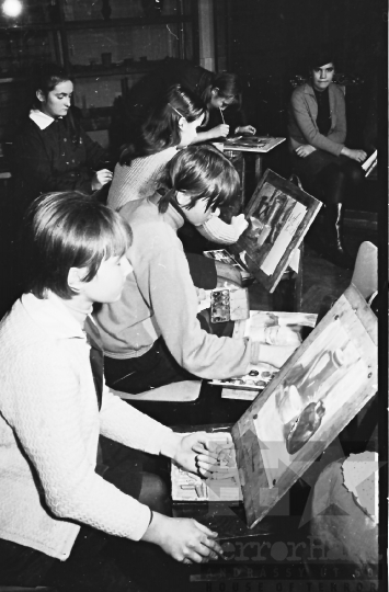 THM-BJ-10312 - Kézimunka és rajzszakkör a dombóvári művelődési házban az 1960-as években