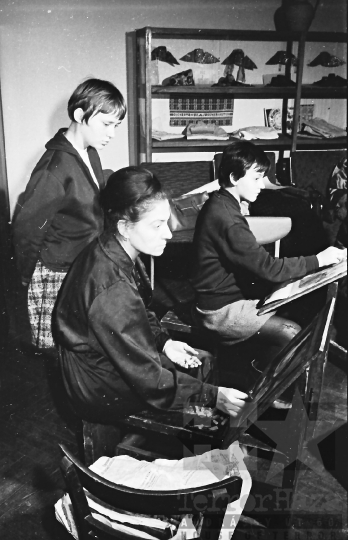THM-BJ-10315 - Kézimunka és rajzszakkör a dombóvári művelődési házban az 1960-as években