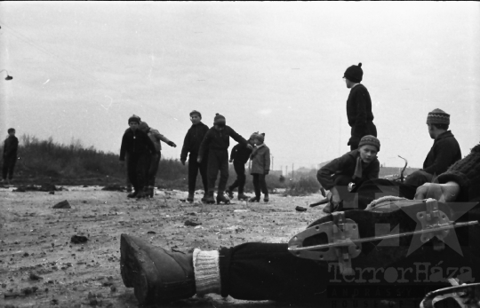 THM-BJ-10337 - Korcsolyázó gyerekek Szekszárdon az 1980-as években
