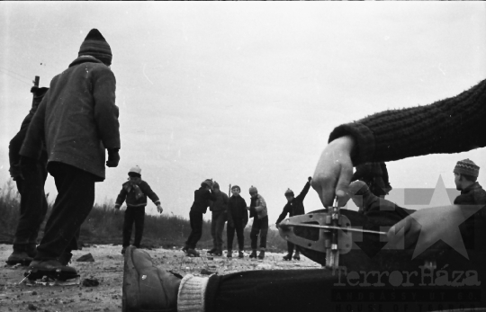 THM-BJ-10338 - Korcsolyázó gyerekek Szekszárdon az 1980-as években