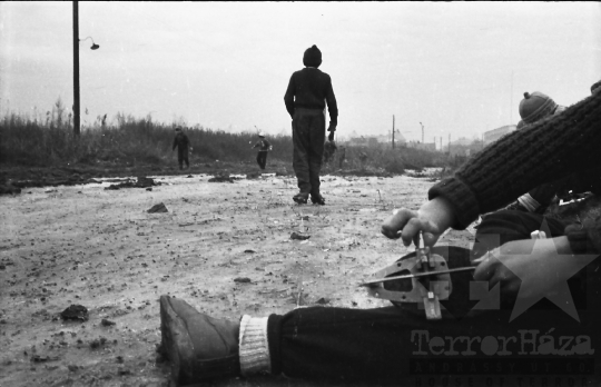 THM-BJ-10338a - Korcsolyázó gyerekek Szekszárdon az 1980-as években