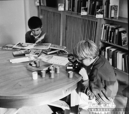 THM-BJ-10398 - Könyvtárlátogatás Pakson az 1960-as években