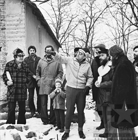 THM-BJ-10481 - Leendő művésztelep szemrevételezése Dunakömlődön az 1970-es években