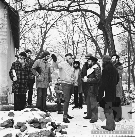 THM-BJ-10484 - Leendő művésztelep szemrevételezése Dunakömlődön az 1970-es években