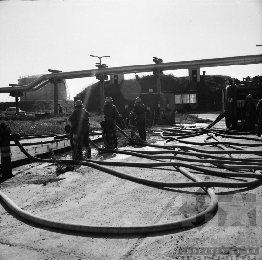 THM-BJ-10494 - Tűzoltó gyakorlat a szekszárdi fűtőműben az 1970-es években 