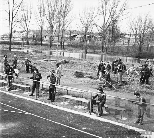 THM-BJ-10510 - Tavaszi takarítás az ozorai általános iskola sportudvarán az 1970-es években