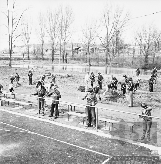 THM-BJ-10511 - Tavaszi takarítás az ozorai általános iskola sportudvarán az 1970-es években