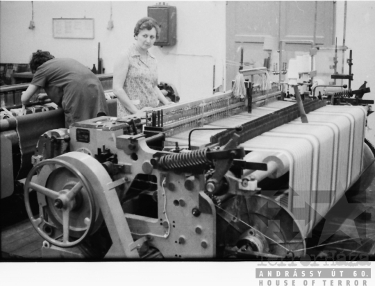THM-BJ-10516 - Tolnai Selyemfonógyár textilüzeme az 1970-es években