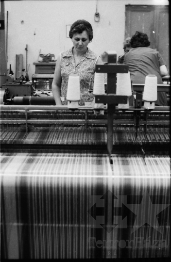 THM-BJ-10517 - Tolnai Selyemfonógyár textilüzeme az 1970-es években