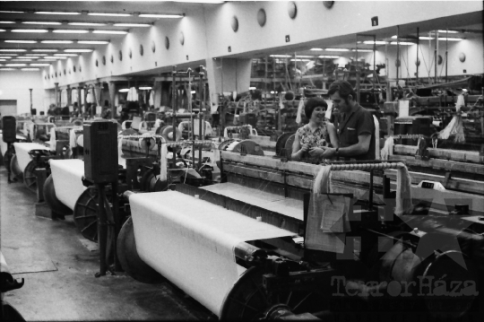 THM-BJ-10518 - Tolnai Selyemfonógyár textilüzeme az 1970-es években