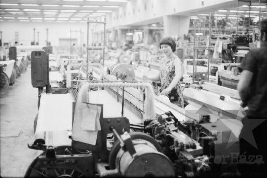 THM-BJ-10519 - Tolnai Selyemfonógyár textilüzeme az 1970-es években