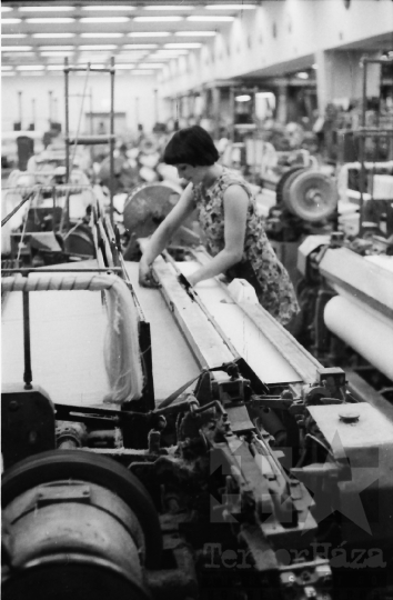 THM-BJ-10520 - Tolnai Selyemfonógyár textilüzeme az 1970-es években