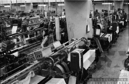 THM-BJ-10521 - Tolnai Selyemfonógyár textilüzeme az 1970-es években