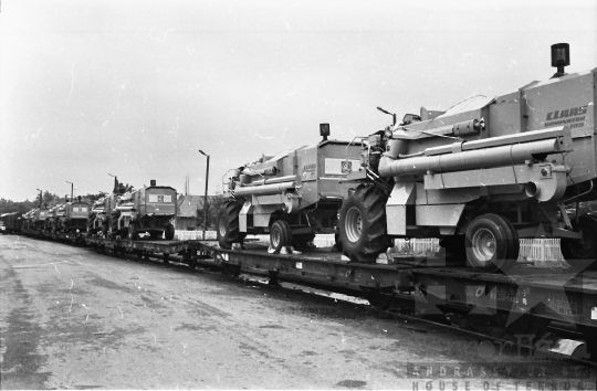 THM-BJ-10553 - Új Claas kombájnok a szekszárdi pályaudvaron az 1970-es években