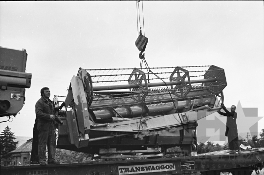 THM-BJ-10555 - Új Claas kombájnok a szekszárdi pályaudvaron az 1970-es években