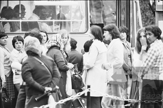 THM-BJ-10590 - Ingázók a szekszárdi pályaudvarnál az 1970-es években