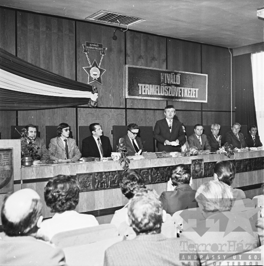 THM-BJ-10602 -  Kiváló szövetkezeti díjak átadása a dombóvári Alkotmány Termelőszövetkezetben az 1970-es években