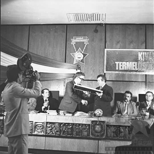 THM-BJ-10603 -  Kiváló szövetkezeti díjak átadása a dombóvári Alkotmány Termelőszövetkezetben az 1970-es években