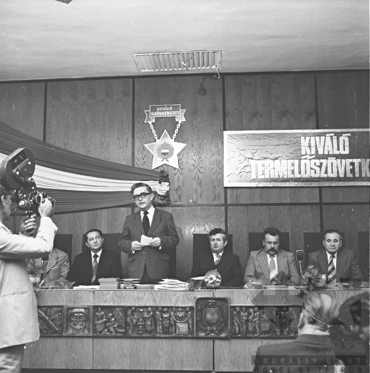 THM-BJ-10604 -  Kiváló szövetkezeti díjak átadása a dombóvári Alkotmány Termelőszövetkezetben az 1970-es években