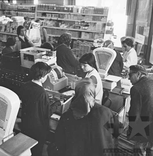 THM-BJ-10619 - Szekszárdi élelmiszerbolt az 1970-as években