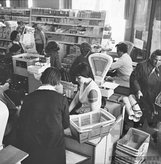 THM-BJ-10620 - Szekszárdi élelmiszerbolt az 1970-as években