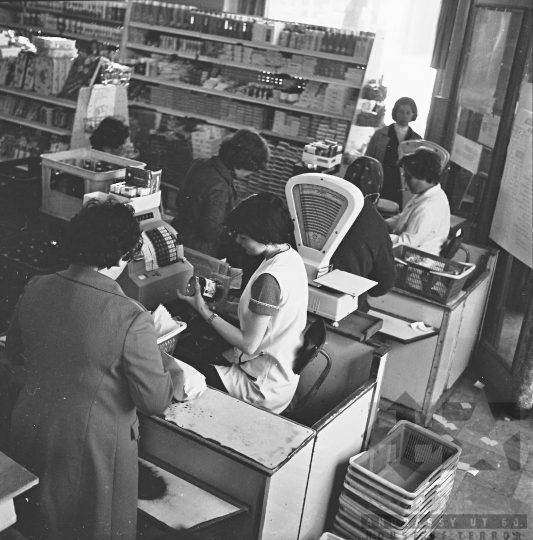THM-BJ-10621 - Szekszárdi élelmiszerbolt az 1970-as években