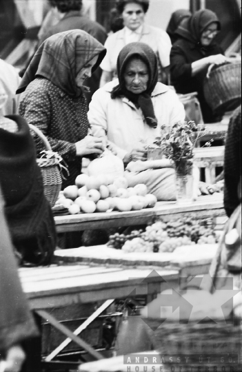 THM-BJ-10775 - Piaci életkép Szekszárdon az 1960-as években