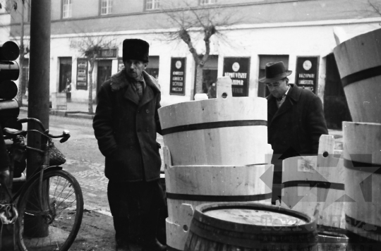 THM-BJ-10810 - Szüret előtt egy szekszárdi bolt kínálata az 1960-as években