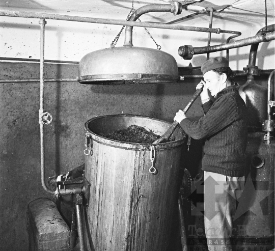 THM-BJ-10842 - Pálinkafőzde Alsónánán az 1970-es években