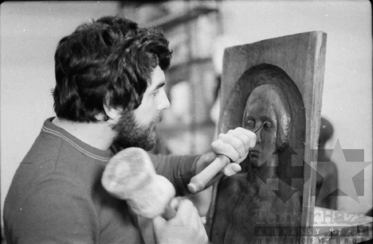 THM-BJ-10854 - Farkas Pál Péter szobrászművész Szekszárdon az 1970-es években