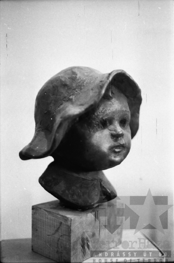 THM-BJ-10856 - Farkas Pál Péter szobrászművész Szekszárdon az 1970-es években