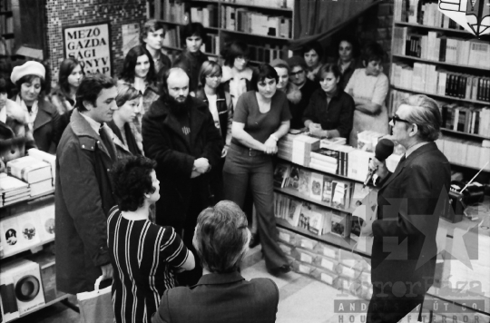 THM-BJ-10891 - Magyar Rádió Könyvről Könyvért vetélkedő egy szekszárdi könyvesboltban az 1970-es években
