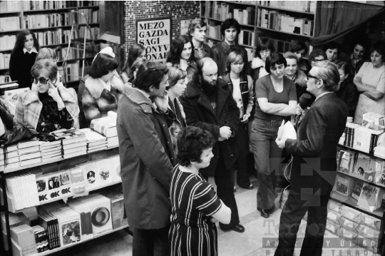 THM-BJ-10892 - Magyar Rádió Könyvről Könyvért vetélkedő egy szekszárdi könyvesboltban az 1970-es években