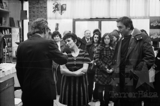 THM-BJ-10895 - Magyar Rádió Könyvről Könyvért vetélkedő egy szekszárdi könyvesboltban az 1970-es években