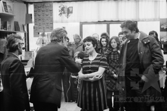 THM-BJ-10896 - Magyar Rádió Könyvről Könyvért vetélkedő egy szekszárdi könyvesboltban az 1970-es években