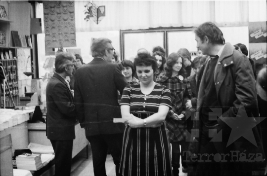 THM-BJ-10897 - Magyar Rádió Könyvről Könyvért vetélkedő egy szekszárdi könyvesboltban az 1970-es években
