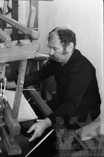 THM-BJ-10901 - Mözsi Szabó István festő a szövőszékben Szekszárdon az 1970-es években